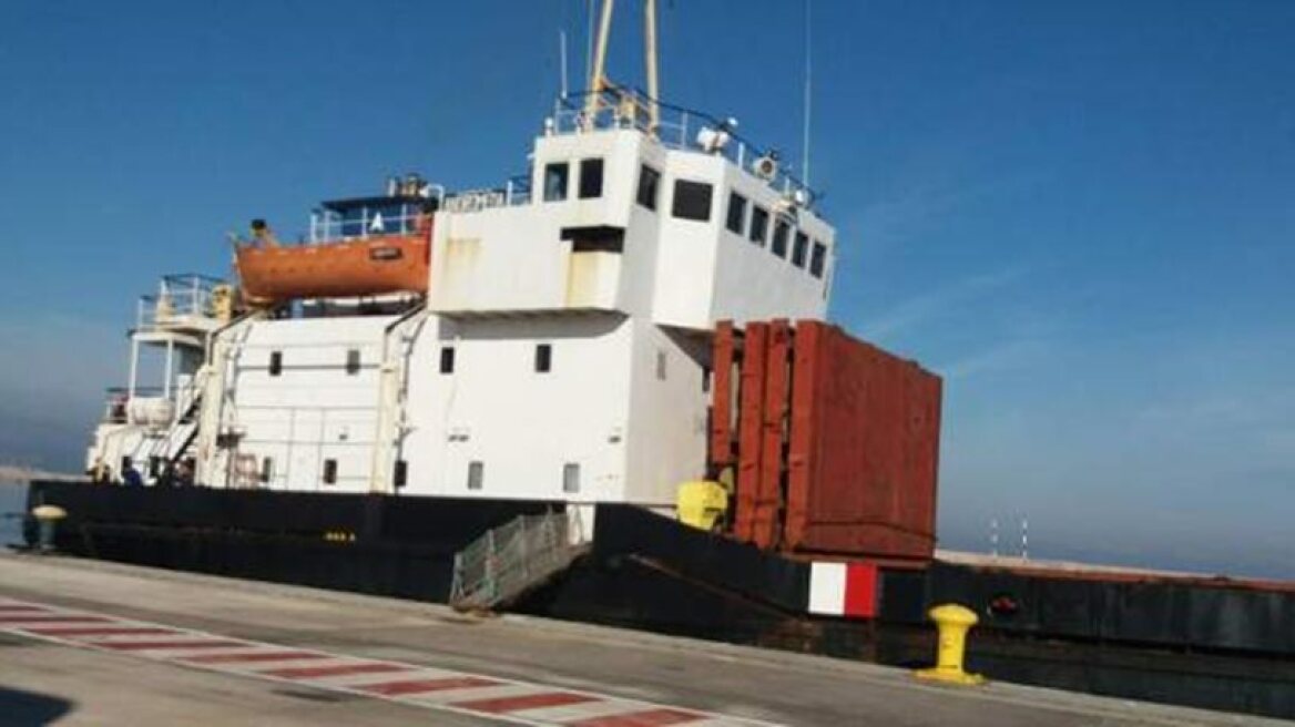 Ηράκλειο: Το Λιμενικό απομακρύνει από το λιμάνι τα εκρηκτικά που μετέφερε το πλοίο-βόμβα