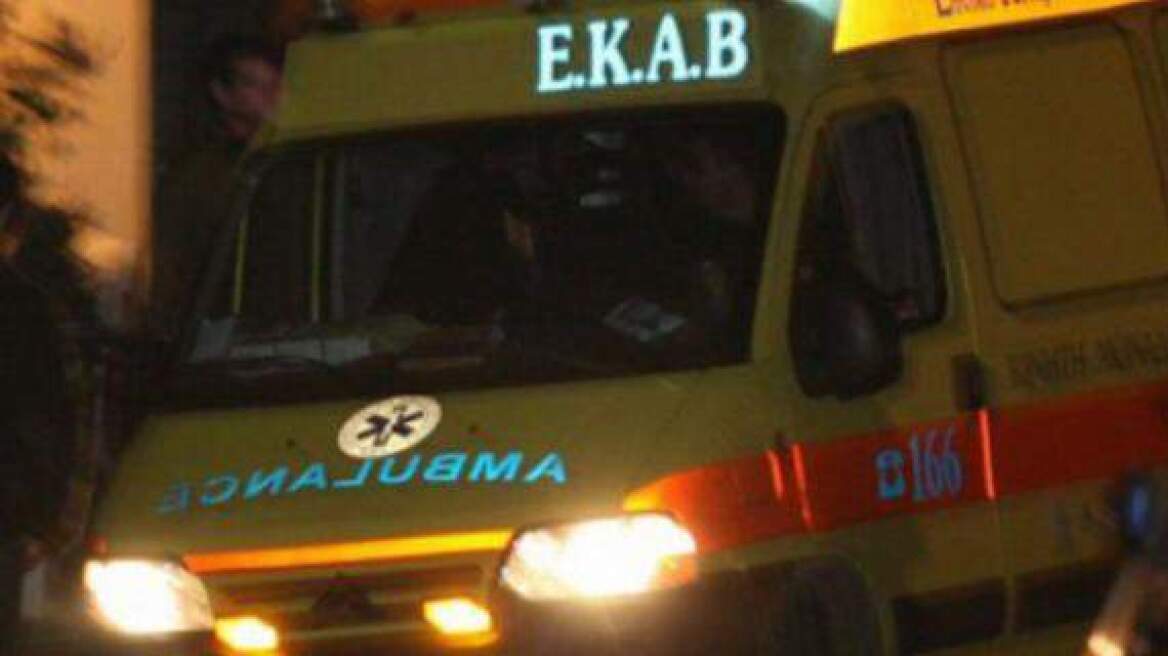 Νεκρή 57χρονη από πυρκαγιά σε διώροφο κτήριο στη Σαλαμίνα