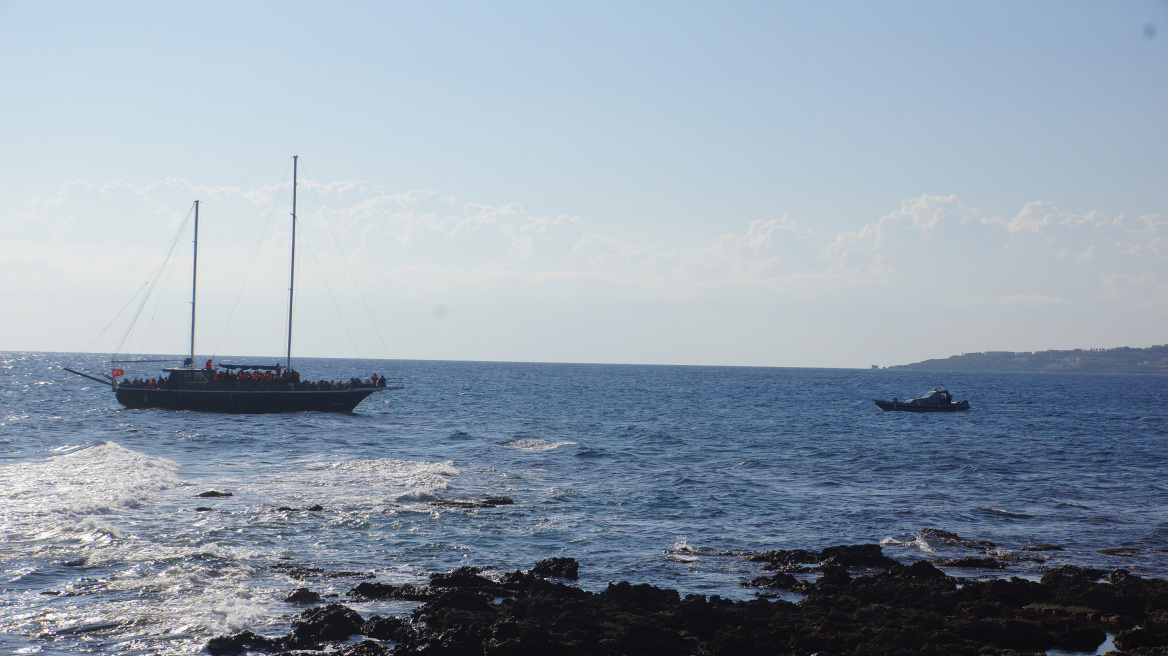 Κεφαλονιά: Σκάφος με 29 πρόσφυγες προσάραξε σε παραλία του νησιού εν μέσω καταιγίδας