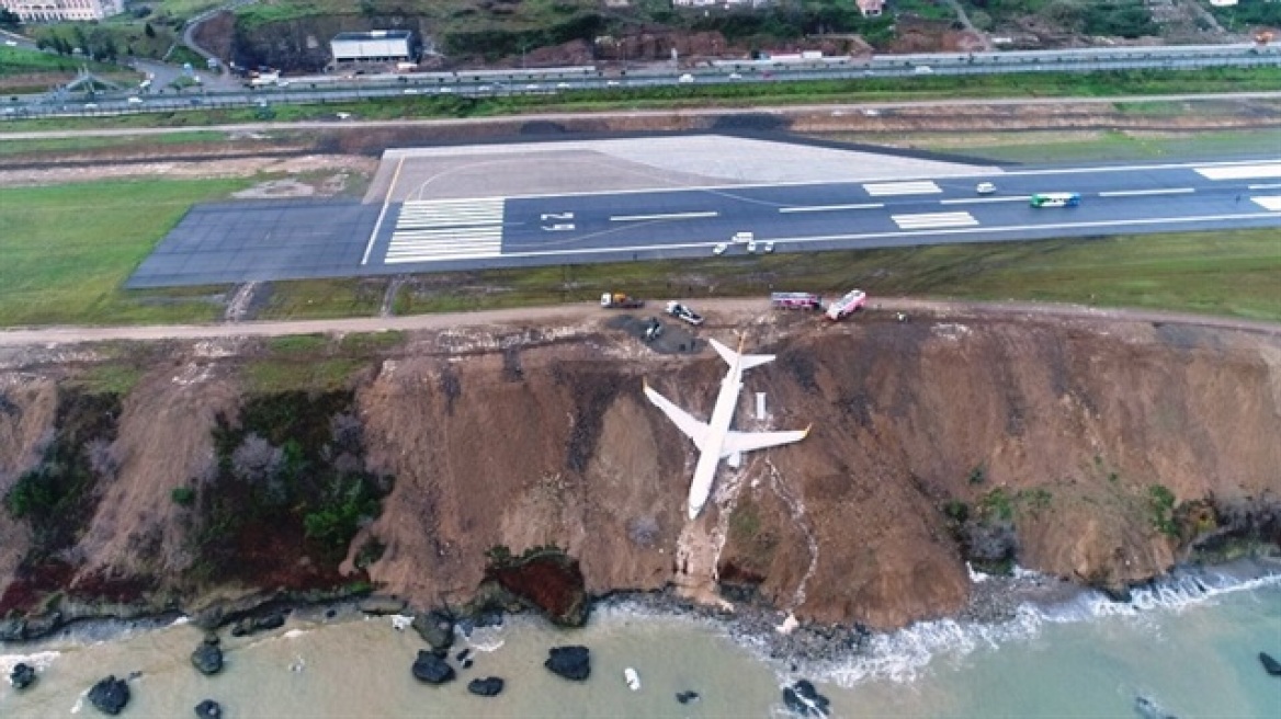 Απίστευτες εικόνες στην Τουρκία: Αεροπλάνο γλίστρησε στον γκρεμό! 