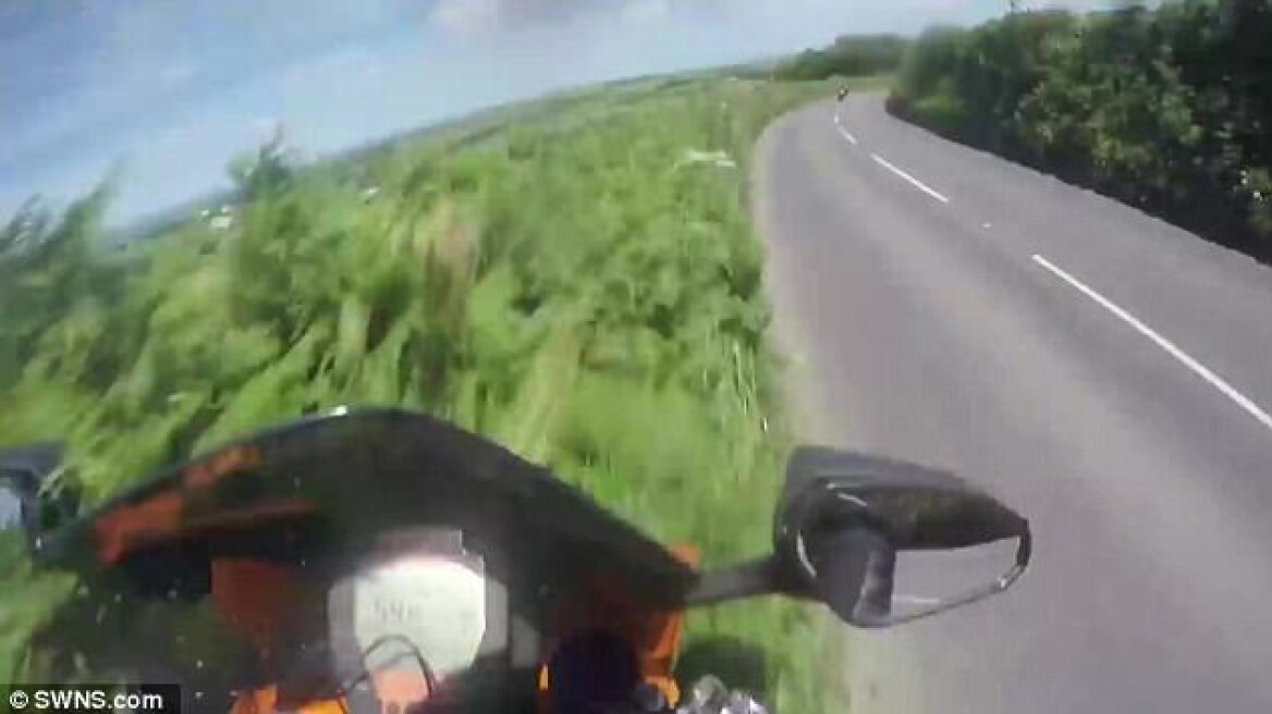Τρομακτικό βίντεο: Μοτοσικλετιστής εκτοξεύεται στον αέρα μπαίνοντας σε στροφή με 190χλμ./ώρα
