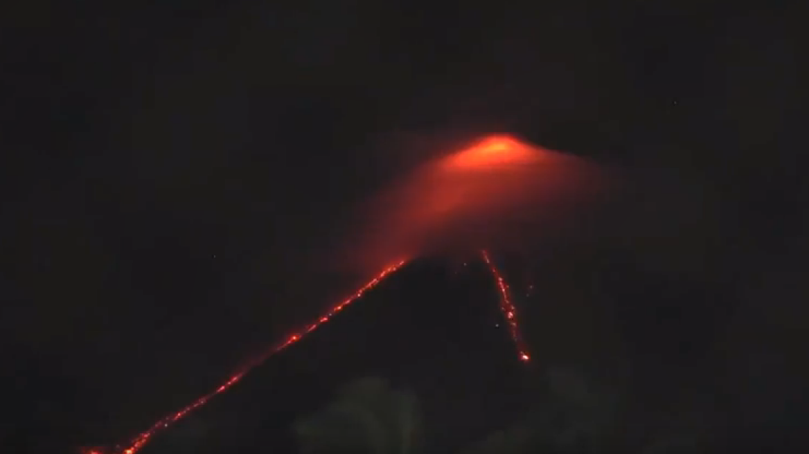 Βίντεο: Εντυπωσιακές εικόνες από το ενεργό ηφαίστειο στις Φιλιππίνες