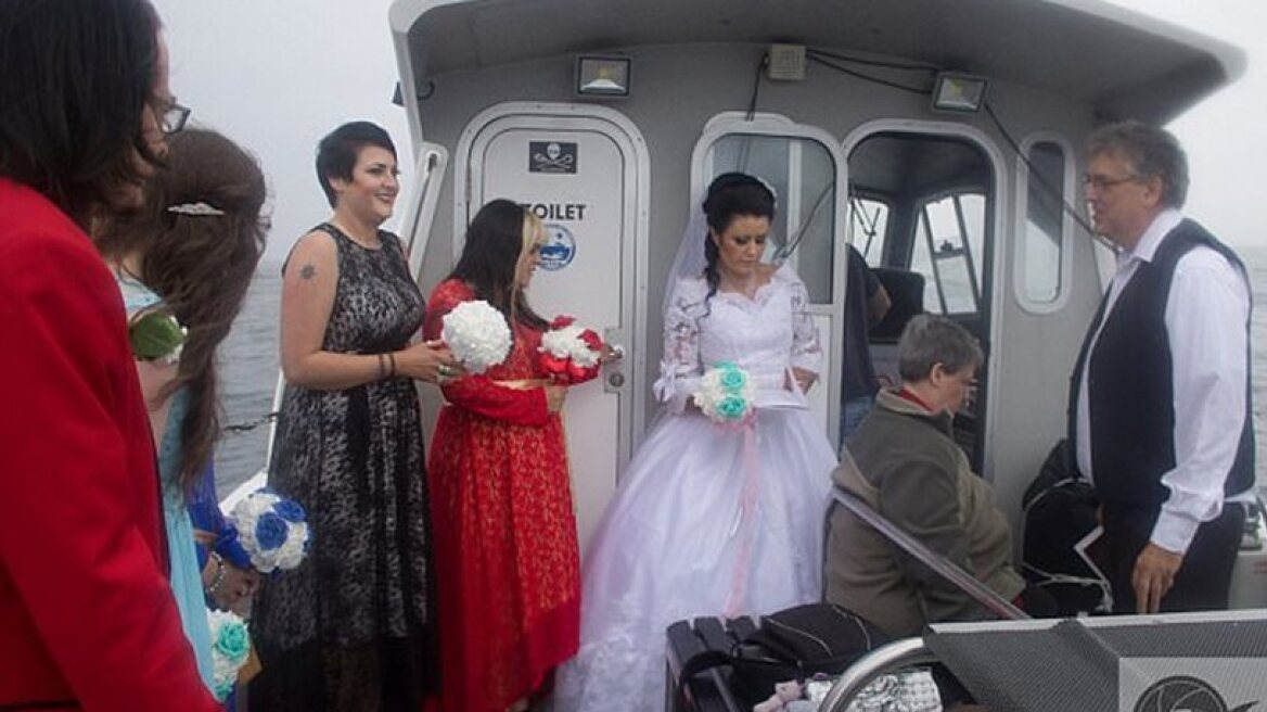 Woman marries ghost of dead pirate! (photos)