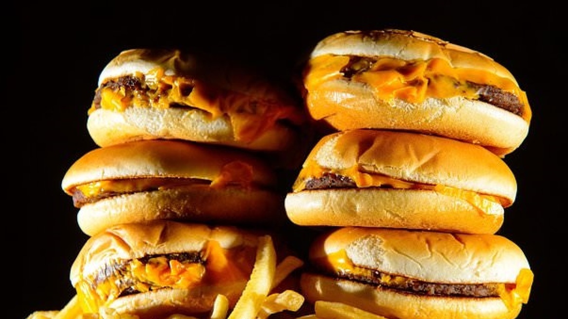 Έρευνα: Οι έφηβοι που βλέπουν πολλές διαφημίσεις το «ρίχνουν» στο junk food