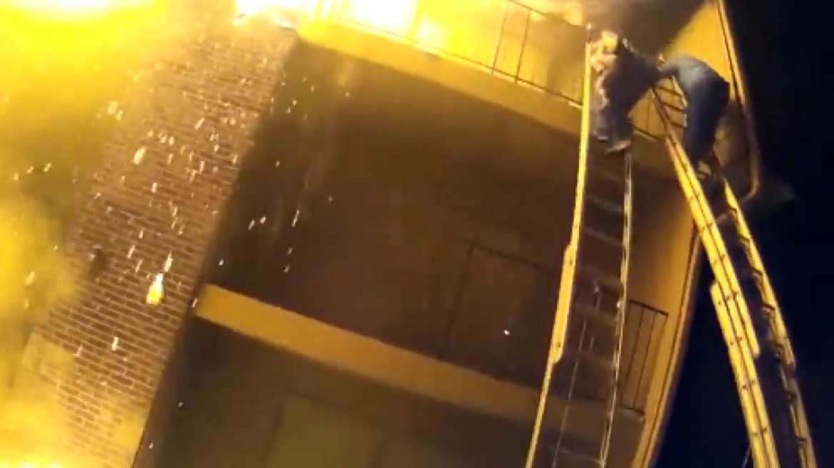 Απίστευτη διάσωση παιδιού που πέφτει από μπαλκόνι του τρίτου ορόφου