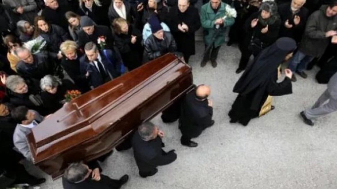 Μπέρδεψαν τα φέρετρα σε κηδεία στη Βοιωτία
