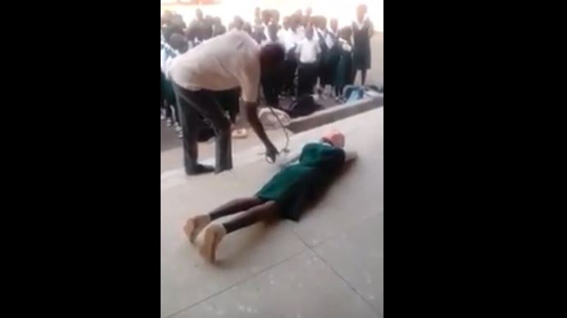 Βίντεο: Δάσκαλος στη Νιγηρία χτυπάει με ξύλο μαθητές γιατί άργησαν να μπουν στην τάξη