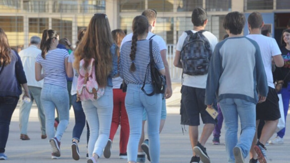 Μαθητές σε κυβέρνηση: Εσείς στέκεστε ψηλά και εμείς μεγαλώνουμε στο «πίσω μπαλκόνι της Δυτικής Αττικής»