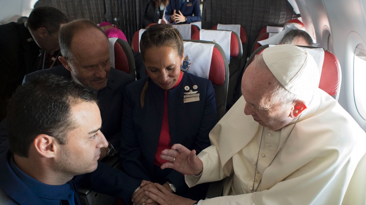 Πάπας ο πρωτοπόρος: Πάντρεψε ζευγάρι εν πτήσει μέσα στο παπικό αεροσκάφος!