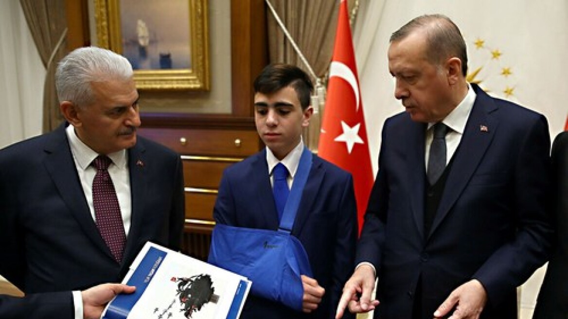 Ο Ερντογάν συνάντησε τον 16χρονο Παλαιστίνιο με τα «δεμένα μάτια»