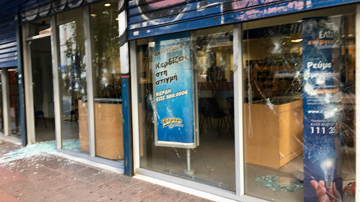 Άγνωστοι έσπασαν καταστήματα ΕΛΤΑ και τραπεζών στο κέντρο της Αθήνας 