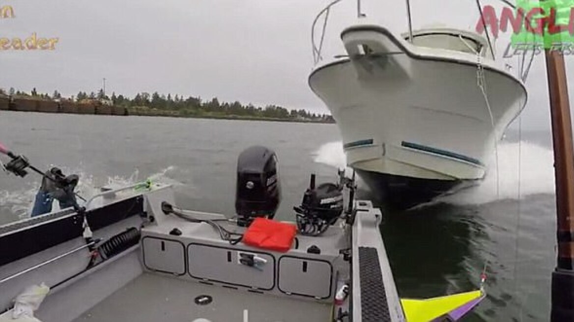 Τρομακτικό βίντεο: Ταχύπλοο «καβαλάει» βάρκα με τρεις ψαράδες