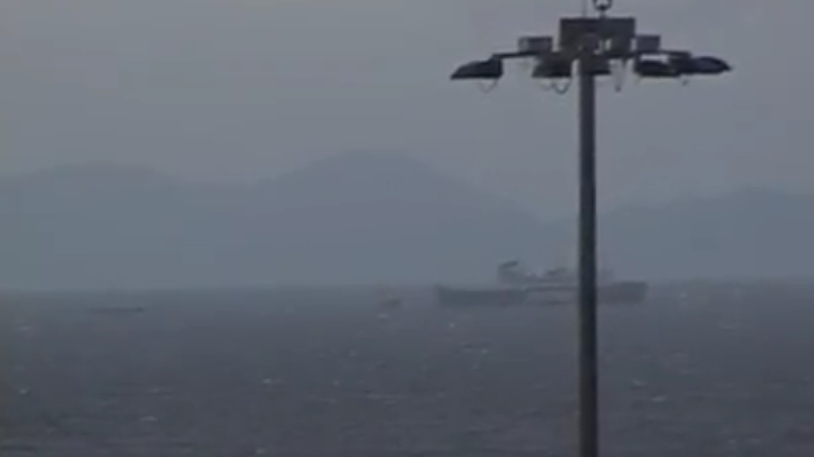 Ρυμουλκά έδεσαν το πλοίο που ταξίδευε ακυβέρνητο έξω από το λιμάνι του Πειραιά