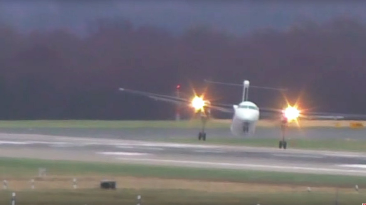Τρομακτικό βίντεο: Αεροπλάνο γίνεται... καρυδότσουφλο λόγω της «Φρειδερίκης»