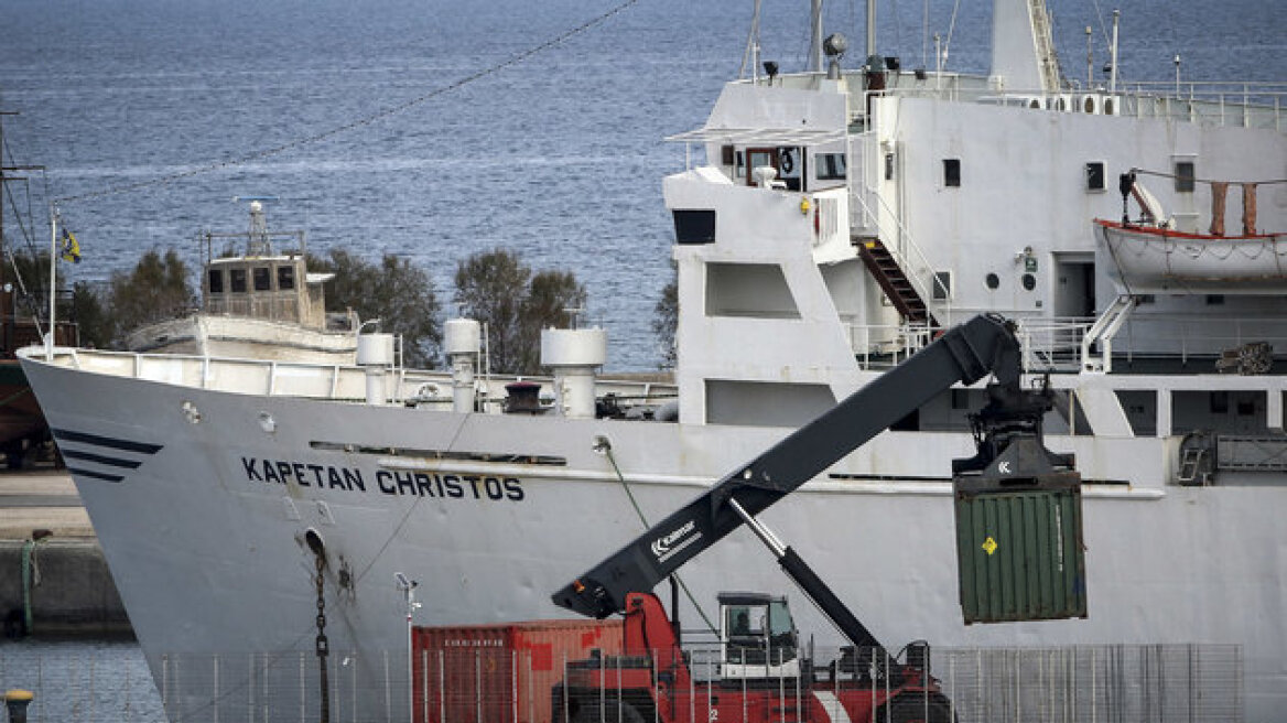 «Έδεσε» στο λιμάνι της Θεσσαλονίκης το πλοίο με τους 410 τόνους εκρηκτικών από το Ηράκλειο