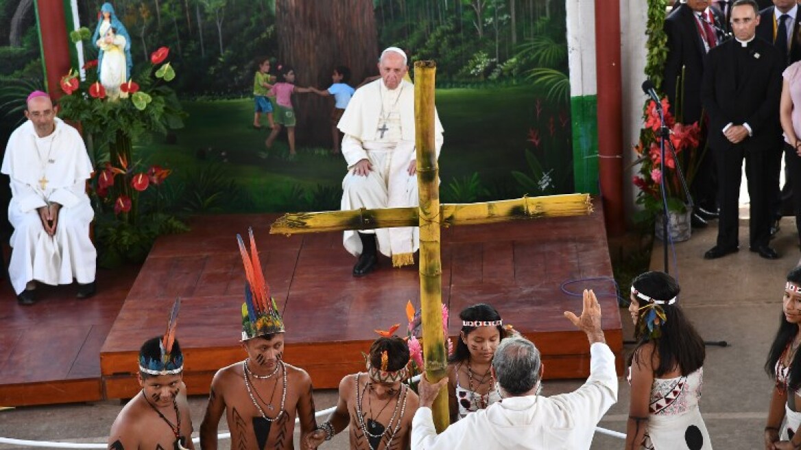 Φωτογραφίες: Ο Πάπας Φραγκίσκος με ιθαγενείς στον Αμαζόνιο