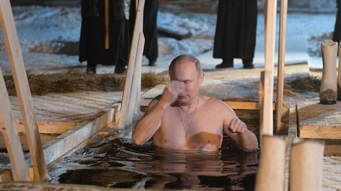 Φωτογραφίες: Ο Πούτιν κάνει το σταυρό του πέφτοντας στα παγωμένα νερά για τα Θεοφάνεια