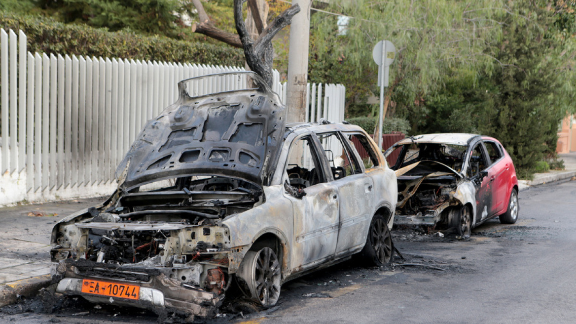 Συναγερμός τα ξημερώματα στη Φιλοθέη: Έκαψαν τρία οχήματα της πρεσβείας της Ουκρανίας
