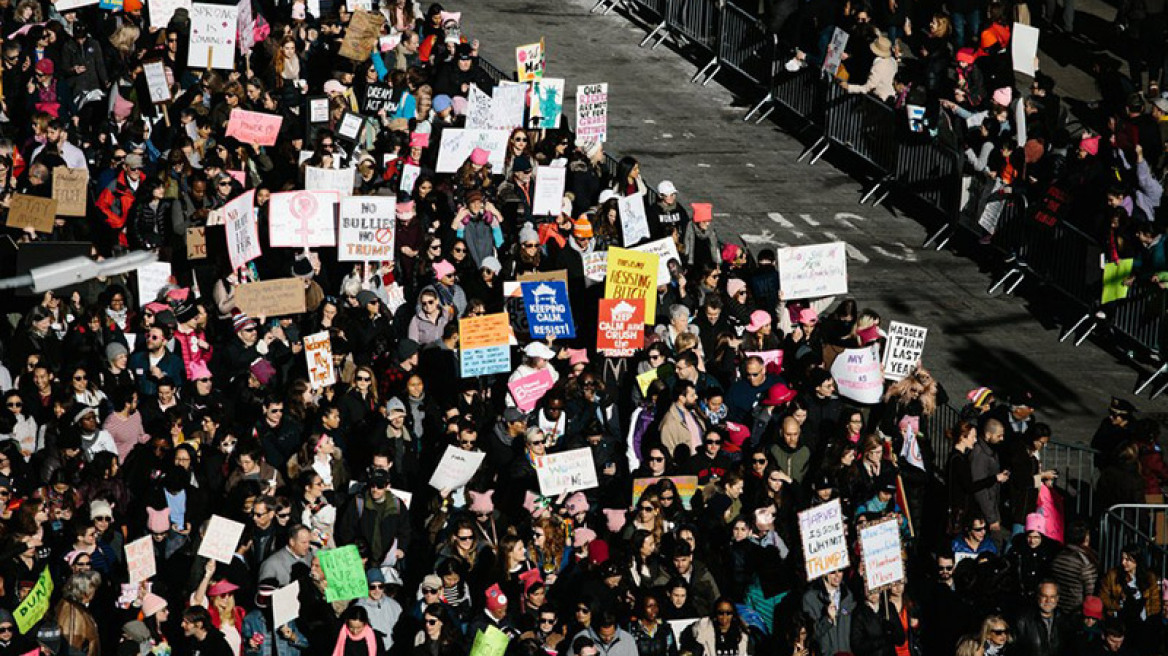 Χιλιάδες γυναίκες στα ροζ διαδήλωσαν κατά του Τραμπ στις ΗΠΑ