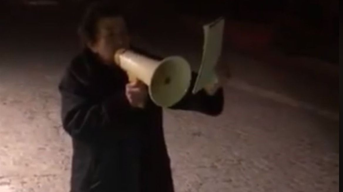 Βίντεο: Γιαγιά με ντουντούκα προσκαλεί τους χωριανούς της στο συλλαλητήριο για το Σκοπιανό