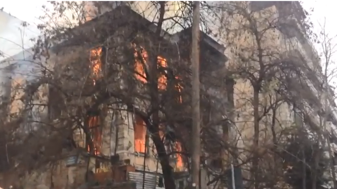 Βίντεο: Στις φλόγες κτήριο στη Θεσσαλονίκη