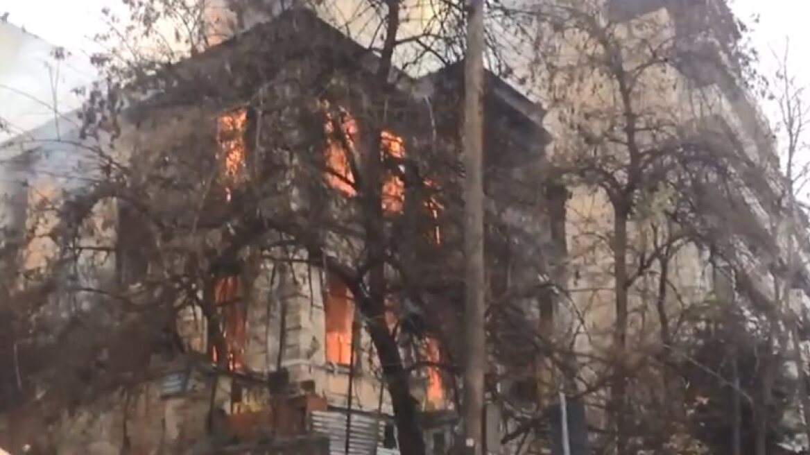 Building up in flames in Thessaloniki! (videos)