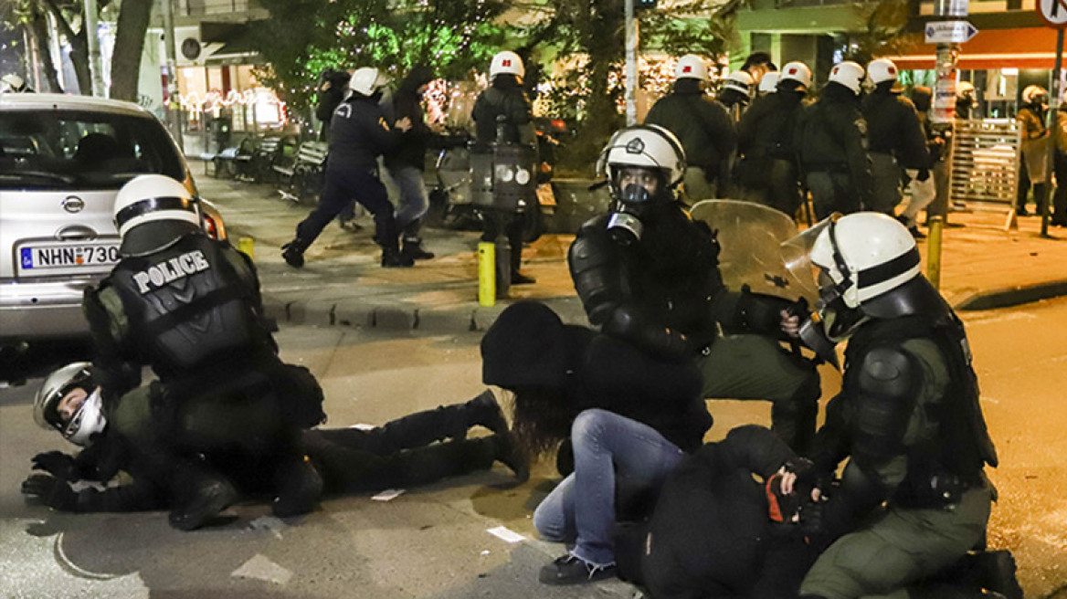 Θεσσαλονίκη: «Κλεφτοπόλεμος» ΜΑΤ-αντιεξουσιαστών μετά την έφοδο στα γραφεία του ΣΥΡΙΖΑ