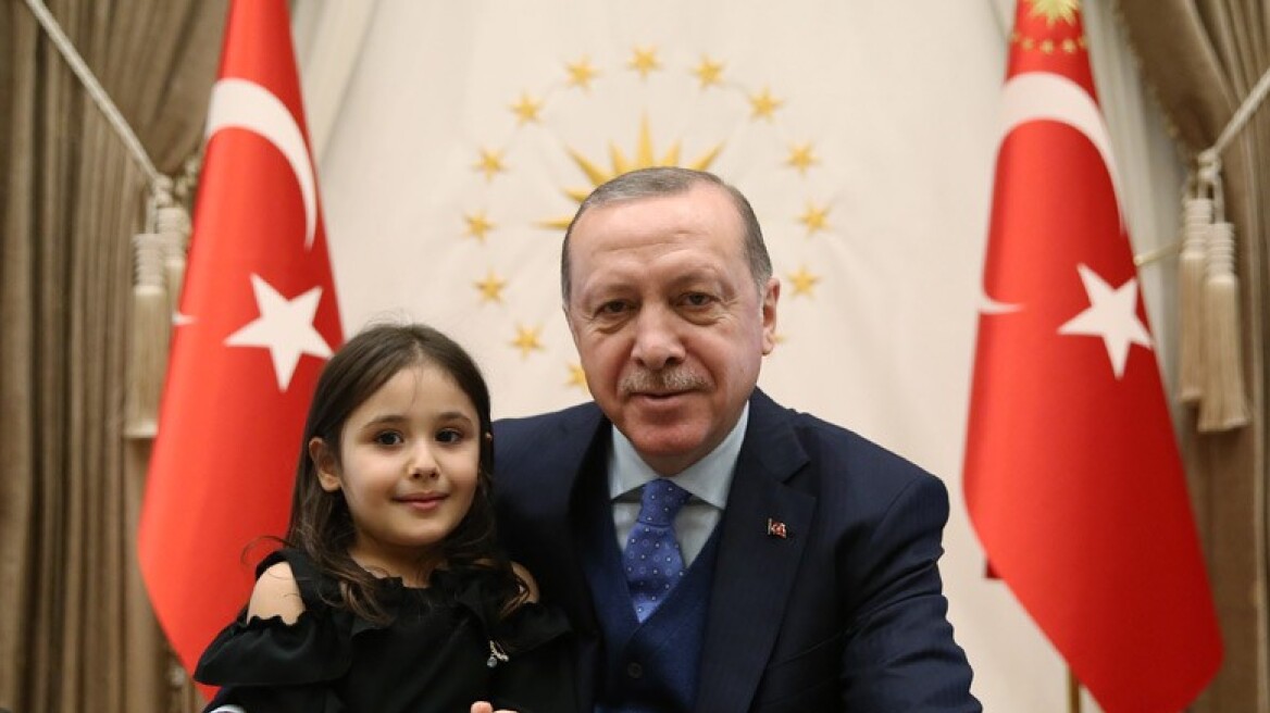 Ο Ερντογάν συνάντησε 4χρονη που έκλαιγε για να τον δει!