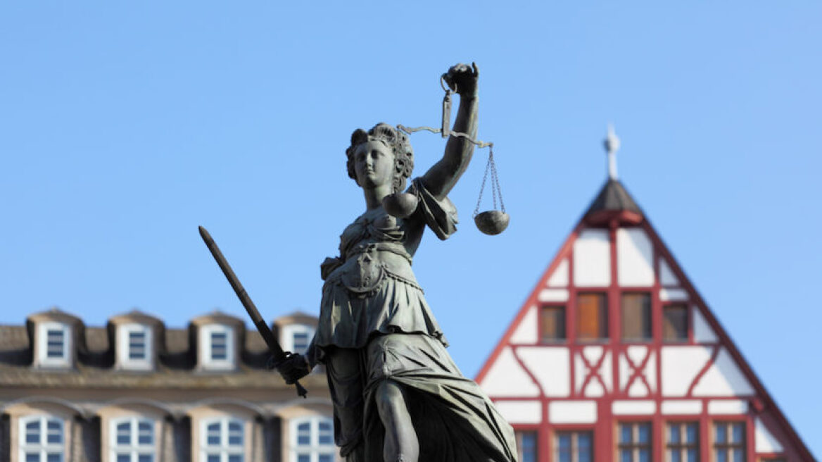 Γερμανία: Δικαστής αφαίρεσε τον σταυρό από την αίθουσα σε δίκη Αφγανού! 