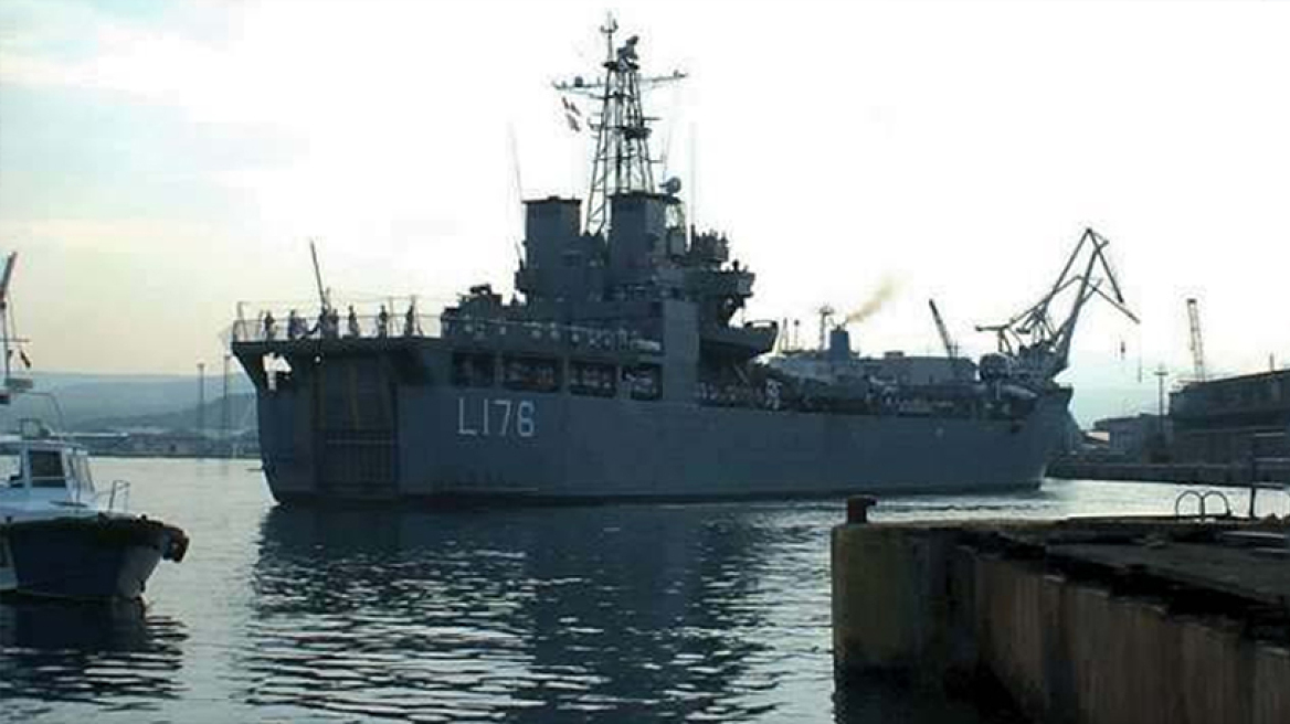 Νέο ατύχημα με πολεμικό πλοίο: Σκίσιμο δύο μέτρα στο αρματαγωγό «Λέσβος»