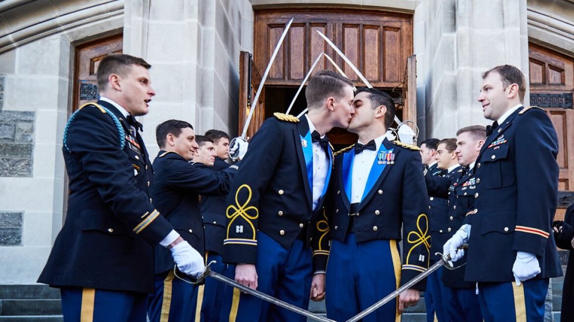 Για πρώτη φορά ομοφυλόφιλο ζευγάρι παντρεύτηκε στην ακαδημία Γουέστ Πόιντ