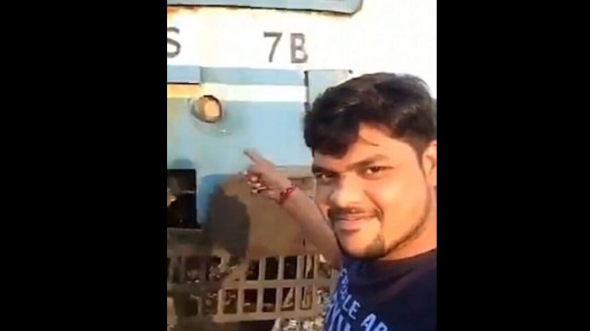 Σοκαριστικό βίντεο: Ποζάρει για selfie μπροστά σε τρένο που τον παρασύρει