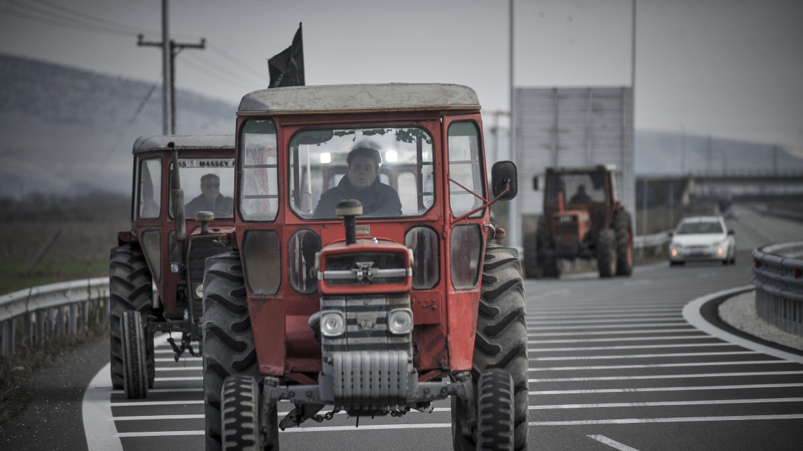 Σε θέσεις «μάχης» οι αγρότες - Σε ποιους δρόμους βγήκαν τα τρακτέρ