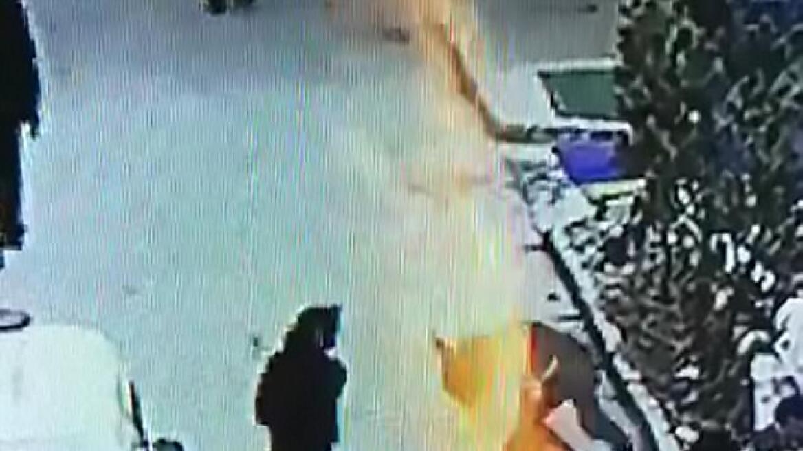 Βίντεο: Αγόρι πετάει βεγγαλικό σε υπόνομο και η έκρηξη τον εκτοξεύει 3 μέτρα στον αέρα