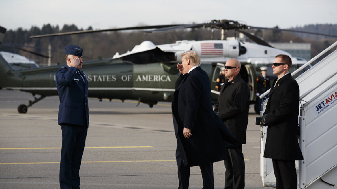 Σόου Τραμπ στο Νταβός: Έφτασε με έξι ελικόπτερα αλά... ήρωας Χόλιγουντ!