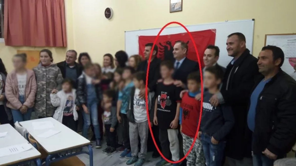 Μπλουζάκι με τον χάρτη της «Μεγάλης Αλβανίας» φορούσε μαθητής στα εγκαίνια αλβανικού σχολείου στην Κρήτη 