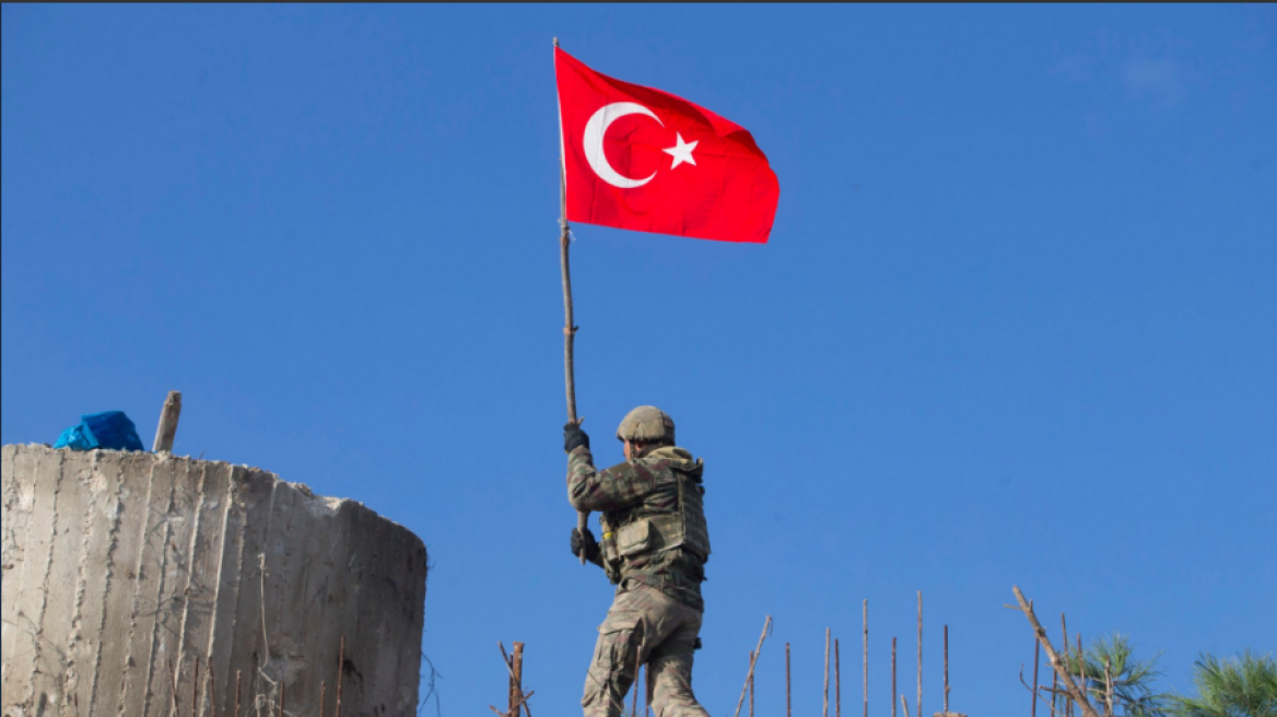 Βίντεο και φωτογραφίες ντοκουμέντα για την τουρκική εισβολή στη Συρία: Στρατιώτης υψώνει την τουρκική σημαία