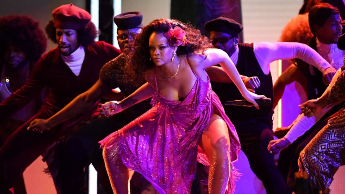 Τα «έδωσε όλα» η Rihanna στα Grammys: Καυτός «άγριος» χορός με... επικίνδυνο ντεκολτέ