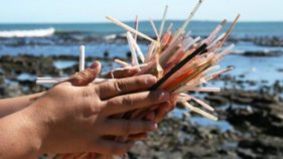 CA Lawmaker wants to jail waiters who offer plastic straws to customers!