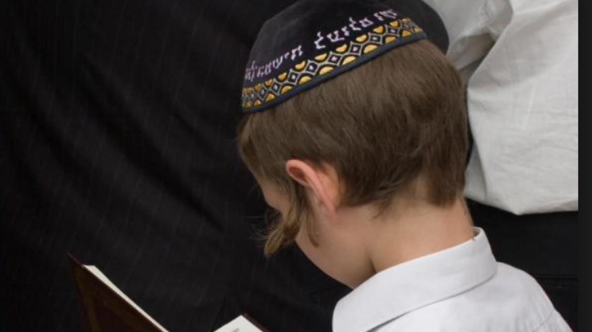 Μακρόν για τον ξυλοδαρμό μικρού εβραιόπουλου: «Η Δημοκρατία στο σύνολό της δέχτηκε επίθεση»