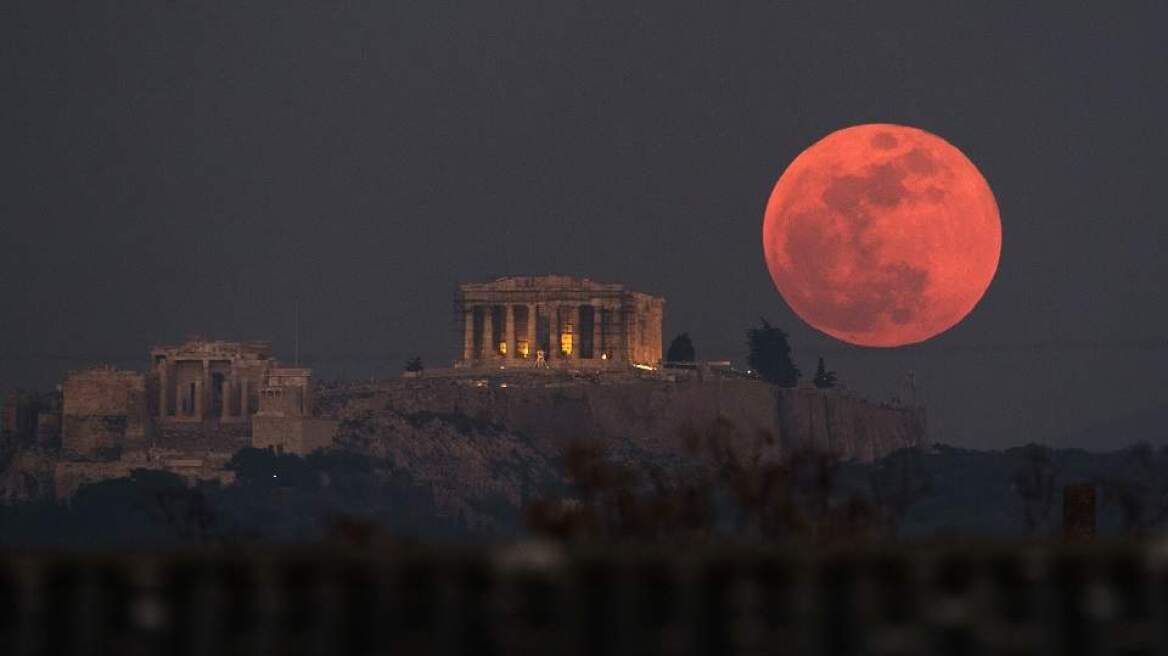 Καθηλωτικό το Σούπερ Μπλε «Ματωμένο» Φεγγάρι: Μαγικές εικόνες από όλο τον κόσμο