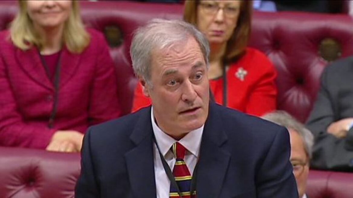 Βουλή των Λόρδων: «Ντρέπομαι βαθιά» είπε υφυπουργός και «παραιτήθηκε» επειδή... άργησε