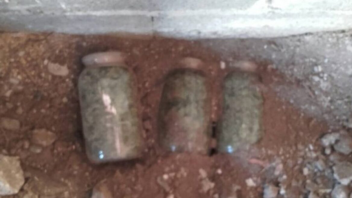 Πιερία: Έθαβε βάζα με χασίς στην αυλή του σπιτιού του