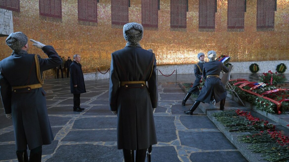 Φωτογραφίες: Ο Πούτιν καταθέτει στεφάνι στο μνημείο πεσόντων της ιστορικής μάχης του Στάλινγκραντ