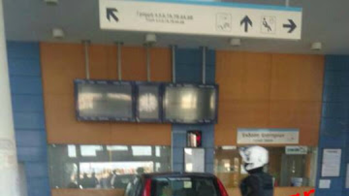 Βίντεο: Αυτοκίνητο... μπούκαρε στα εκδοτήρια του προαστιακού στην Κόρινθο