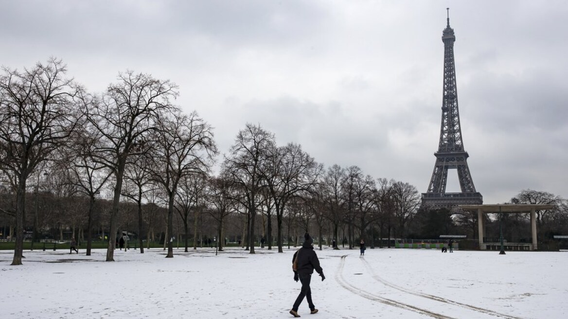 Κλειστός ο Πύργος του Άιφελ εξαιτίας του χιονιά που πλήττει το Παρίσι