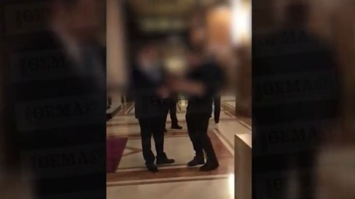 Βίντεο: Επιχειρηματίας εκτός εαυτού καταγγέλλει ότι του έκλεψαν Rolex 10.800 ευρώ από το δωμάτιο ξενοδοχείου