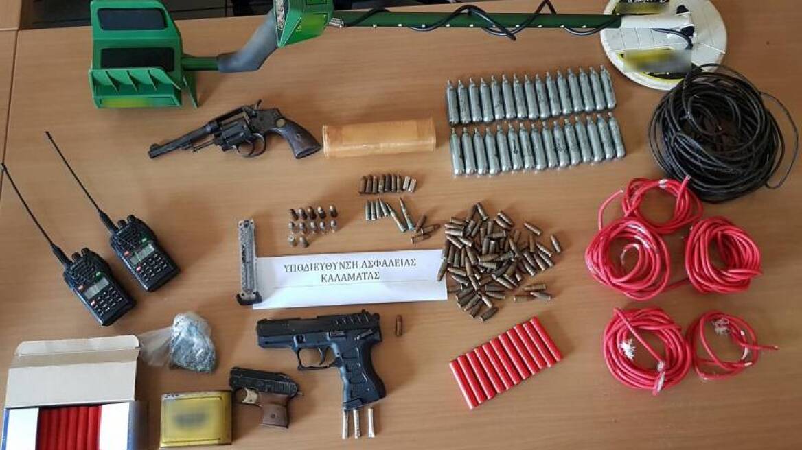 Μεσσηνία: Εκρηκτικά, όπλα και ασύρματοι που «παρακολουθούσαν» την ΕΛΑΣ σε σπίτι ζευγαριού 