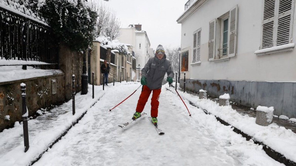 Με...παγοπέδιλα μετακινούνται οι Γάλλοι - Το χιόνι κάλυψε τα πάντα