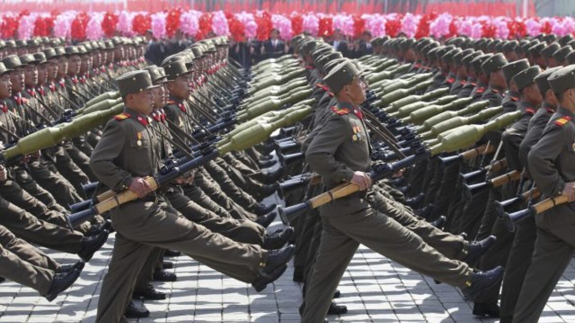 Βόρεια Κορέα: Στρατιωτική παρέλαση την παραμονή των χειμερινών Ολυμπιακών Αγώνων 
